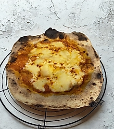 Drei-Käse-Pizza